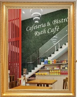 Interior acolhedor da Ruth Café e Bistrô